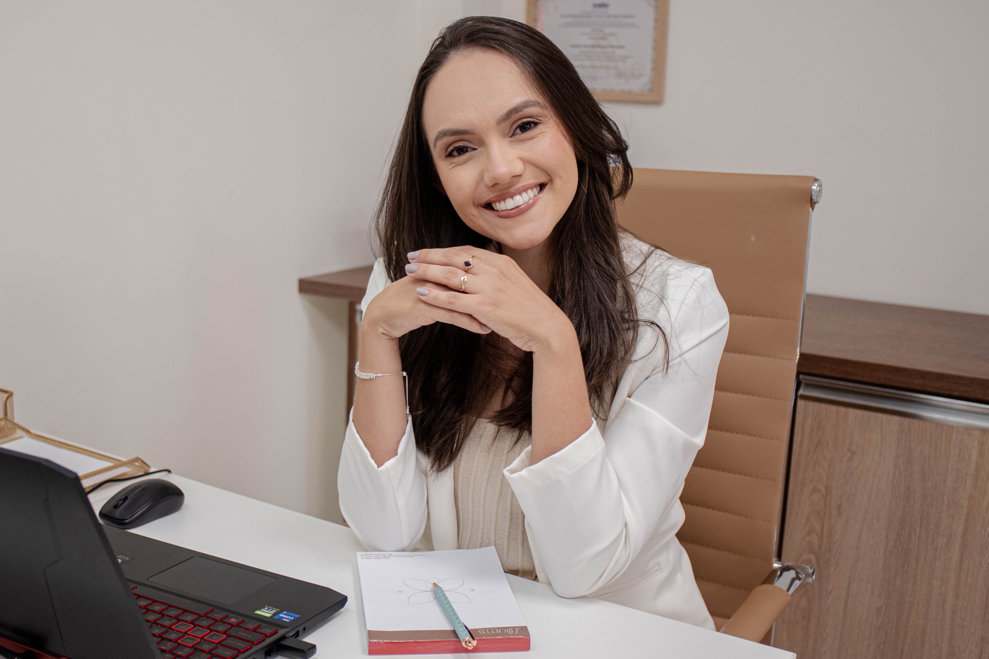 Dra. Larissa Fernandes no consultório da Lilium’s Odontologia.