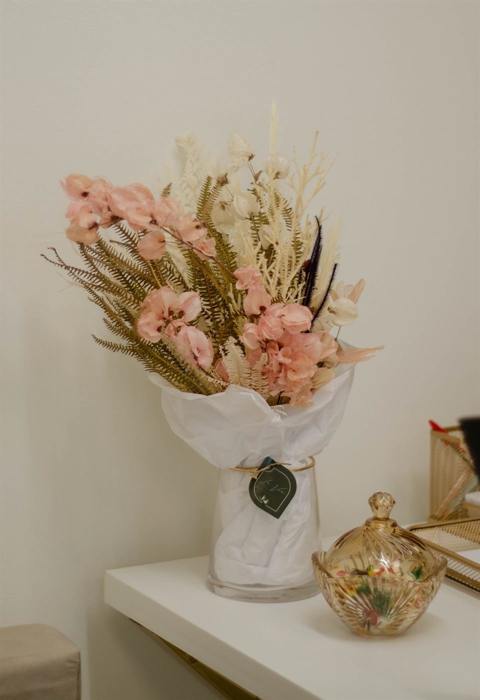 Detalhes da decoração em tons florais no consultório da Lilium's.